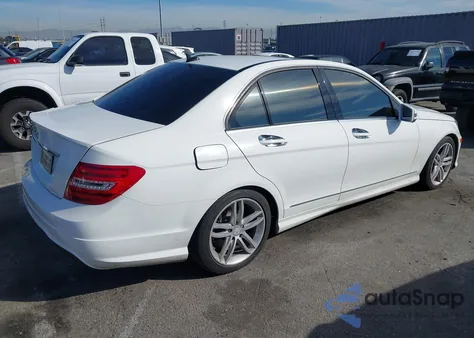 2013 Mercedes-Benz C 250 Sport z USA, uszkodzony, nr VIN WDDGF4HB3DA757264